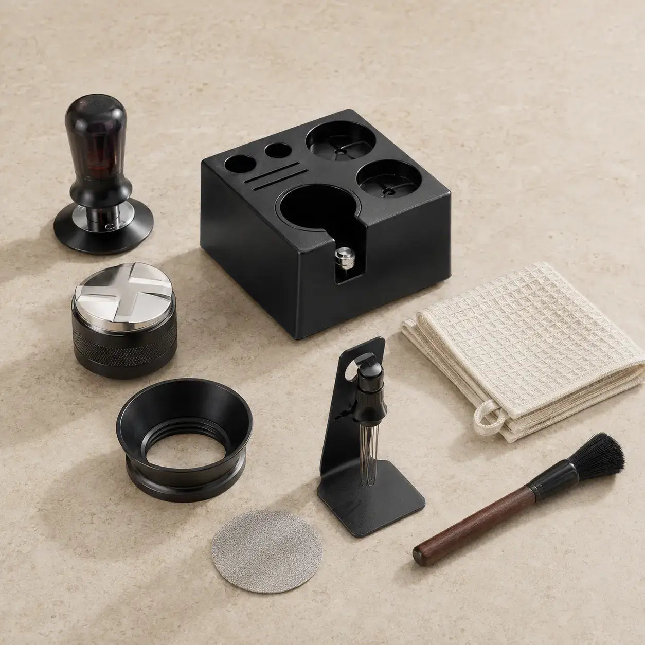 Achtteilige Ristrevo Complete Barista Station mit Tamper, Distributor, Dosiertrichter, Puck Screen, Tamping-Station und Reinigungszubehör