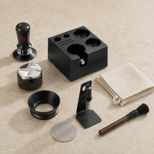 Achtteilige Ristrevo Complete Barista Station mit Tamper, Distributor, Dosiertrichter, Puck Screen, Tamping-Station und Reinigungszubehör
