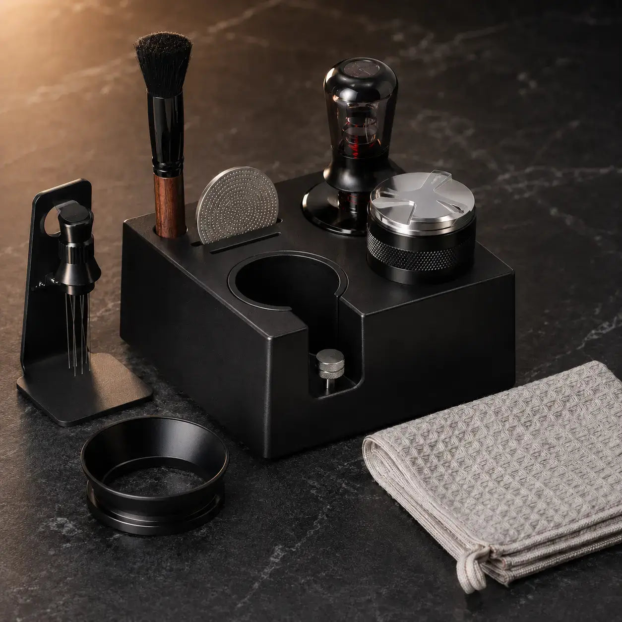 Detailansicht der Holz-, Metall-, Edelstahl- und Textiloberflächen der Ristrevo Complete Barista Station