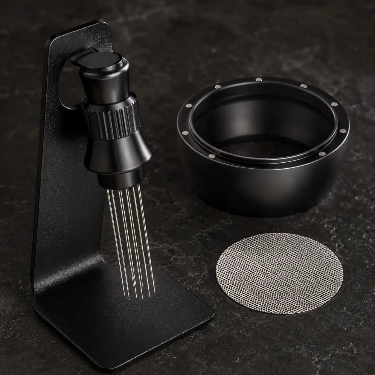 Detailansicht der Holz-, Metall- und Edelstahloberflächen des Ristrevo Essential Barista Sets